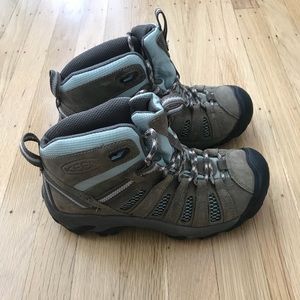 Keen Voyageur Mid hiking boots, size 6.5